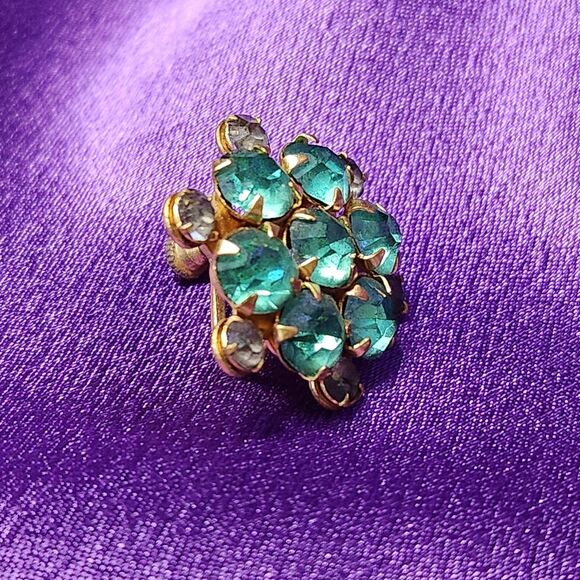Vtg 1940s Emerald Green Rhinestone Cluster W/Smokey Accent Screw Back Earrings - Picture 7 of 9